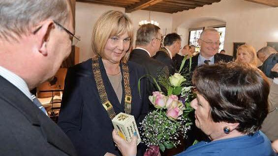 Gratulationscour: Irm Titz, selbst langjährige Stadträtin der CSU, brachte Birgit Weber Blumen, Hans-Heinrich Ulmann (links) gratulierte seiner Nachfolgerin im Baureferat.