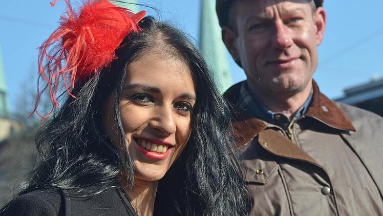 Ria als Carmen mit Oliver als Sherlock Holmes. Foto: Nikolas Pelke