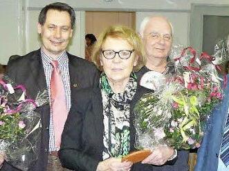 Gerhard Koenen erhielt für 40-jährige Mitgliedschaft im Gartenbauverein Stadtsteinach die Goldene Ehrennadel des Landesverbands. Mit der Tonmodel des Landkreises wurde die beispielhafte Arbeit von Rosemarie Meinel belohnt. Von links: Gerhard Koenen, Bürgermeister Roland Wolfrum, Rosemarie Meinel, Kassierer Klaus Göldel, Kreisfachberater Friedhelm Haun und Vorsitzender Uwe Ehrhardt. Foto: Klaus-Peter Wulf