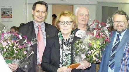 Gerhard Koenen erhielt für 40-jährige Mitgliedschaft im Gartenbauverein Stadtsteinach die Goldene Ehrennadel des Landesverbands. Mit der Tonmodel des Landkreises wurde die beispielhafte Arbeit von Rosemarie Meinel belohnt. Von links: Gerhard Koenen, Bürgermeister Roland Wolfrum, Rosemarie Meinel, Kassierer Klaus Göldel, Kreisfachberater Friedhelm Haun und Vorsitzender Uwe Ehrhardt. Foto: Klaus-Peter Wulf