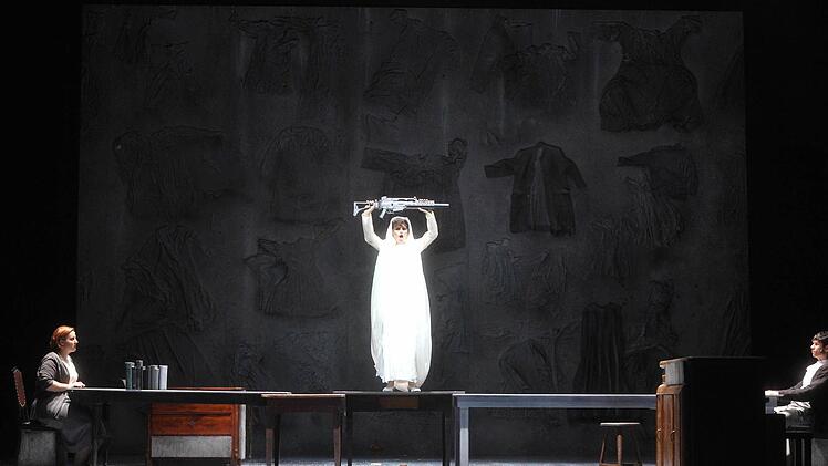 "Der Welt abhanden gekommen". Die szenische Collage mit Musik von Gustav Mahler und Claude Vivier erlebte ihre Uraufführung am Landestheater Coburg.Foto. Andrea Kremper