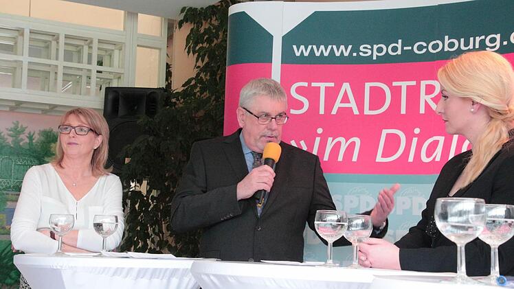Die SPD diskutiert: Stadtratsfraktionsvorsitzende Bettina Lesch-Lasaridis, Obebürgermeister Norbert Tessmer und Moderatorin Franziska Bartl (von links). Fotos: Simone Bastian