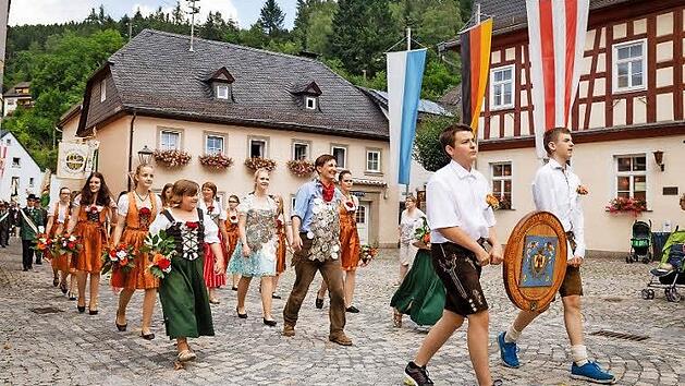 Die teilnehmenden Abordnungen ziehen &uuml;ber den historischen Marktplatz. Foto: Florian Bauer