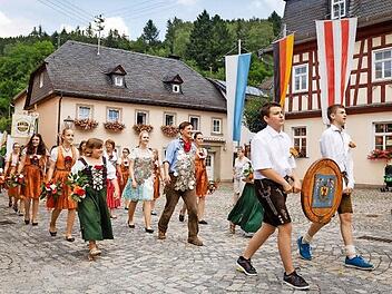 Die teilnehmenden Abordnungen ziehen über den historischen Marktplatz. Foto: Florian Bauer