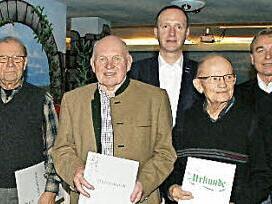 Für bis zu 50-jährige Treue zeichnete der Obst- und Gartenbauverein Eltmann bei der Jahresversammlung Frauen und Männer aus. Neue Ehrenmitglieder sind Konrad Graser und Hugo Baum (Dritter und Vierter von links). Eltmanns Bürgermeister Michael Ziegler (Vierter von rechts) gratulierte. Fotos: Sabine Weinbeer