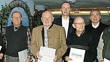 Für bis zu 50-jährige Treue zeichnete der Obst- und Gartenbauverein Eltmann bei der Jahresversammlung Frauen und Männer aus. Neue Ehrenmitglieder sind Konrad Graser und Hugo Baum (Dritter und Vierter von links). Eltmanns Bürgermeister Michael Ziegler (Vierter von rechts) gratulierte. Fotos: Sabine Weinbeer
