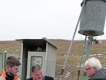 Die Verdichterstation der Deponie Höferänger mit Fackel und Analysenschrank. Von links: Mitarbeiter Heiko Klinger, Landrat Klaus Peter Söllner und Michael Beck vom zuständigen Sachgebiet. Foto: Werner Reißaus