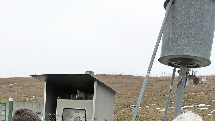Die Verdichterstation der Deponie Höferänger mit Fackel und Analysenschrank. Von links: Mitarbeiter Heiko Klinger, Landrat Klaus Peter Söllner und Michael Beck vom zuständigen Sachgebiet. Foto: Werner Reißaus