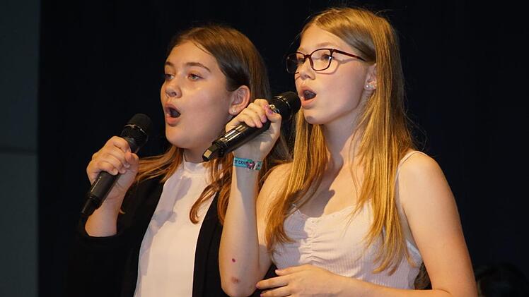 Vanessa van Hueth und Sarah Melchior aus der achten Klasse beeindruckten bei der Abschlussfeier als Gesangsduo.Weinbeer