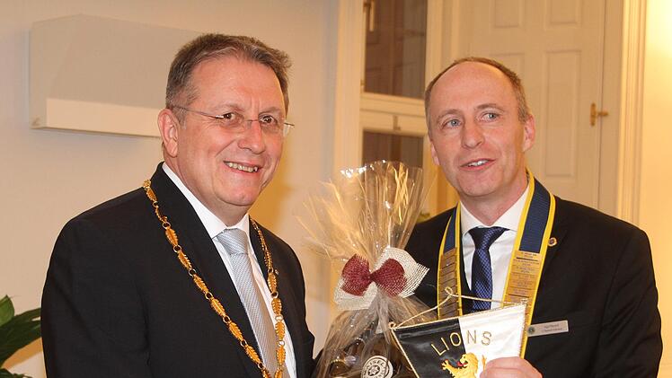 Der Kulmbacher Oberbürgermeister Henry Schramm ist ebenfalls Lions-Mitglied. Er freute sich, dass die Lions ihr 60jähriges Bestehen mit einem Festakt im Kulmbacher Rathaus feierten. Präsident Ingo Rausch überreichte dem Oberbürgermeister einen Lions-Wimpel.Foto: Sonny Adam