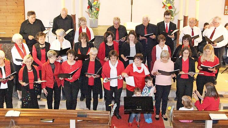 Der Kirchenchor brachte moderne Kirchenlieder und klassische Gospels zu Gehör.