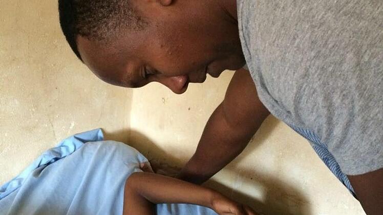 Schon jetzt kümmert sich Abou Bakar Musagara um Patienten, wenn er in Ruanda ist.  Fotos: privatSchon jetzt kümmert sich Abou Bakar Musagara um Patienten, wenn er in Ruanda ist.  Fotos: privat