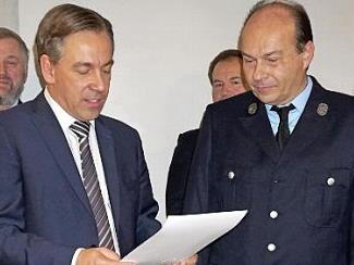 Franz Singer leistet seit 40 Jahren aktiven Feuerwehrdienst. Landrat Alexander Tritthart (links) dankt ihm dafür.