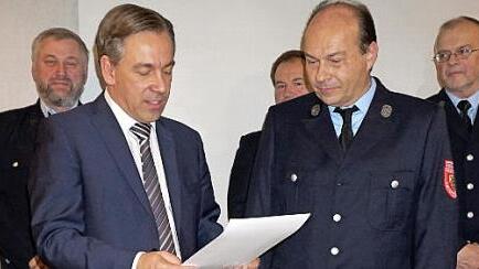 Franz Singer leistet seit 40 Jahren aktiven Feuerwehrdienst. Landrat Alexander Tritthart (links) dankt ihm dafür.