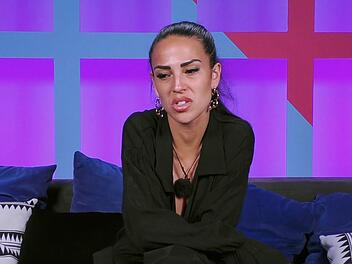 "Der kann gleich nach Hause gehen", regt sich Elena &uuml;ber Leonidas auf.