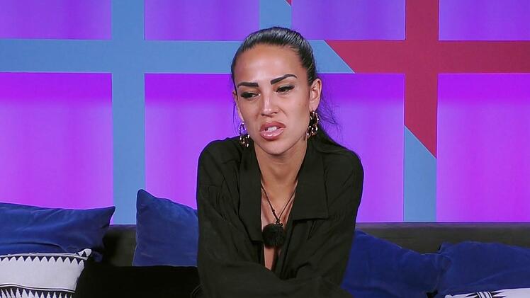 "Der kann gleich nach Hause gehen", regt sich Elena &uuml;ber Leonidas auf.