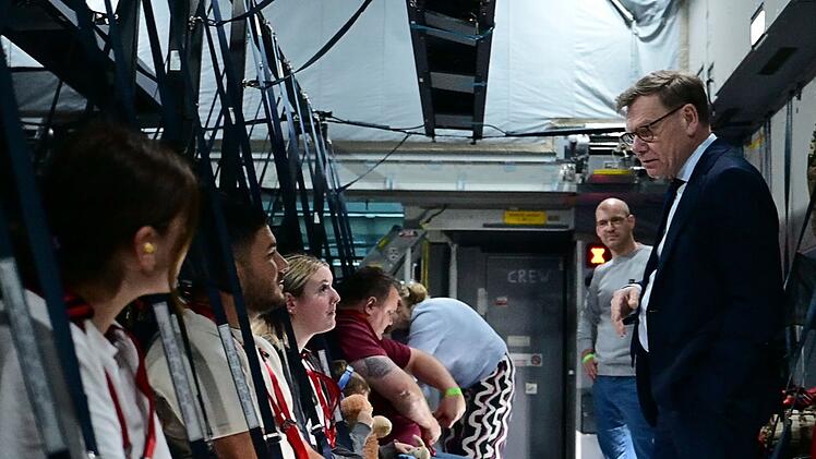 Au&szlig;enminister Wadephul in Katar - Deutsche Reisende