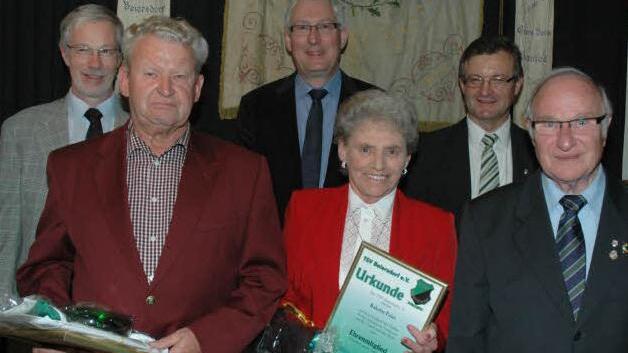 Bernhard Freudenberg, Volker Zipprich und Roland Eichner (hinten, von links) gratulierten Gerhard Bauersachs (links) und Babette Feist zur Ehrenmitgliedschaft und Dieter Heinke (rechts) zum Ehrenvorsitz.