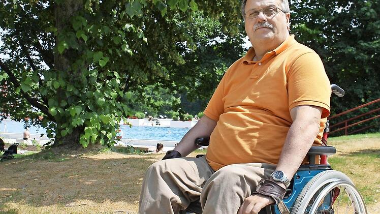 Georg Stirnweiß hat die Neuerungen im Höchstadter Freibad getestet und ist zufrieden. Einiges gilt es aber noch zu verbessern.  Foto: Martin Kreklau