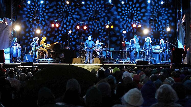 Joe Cocker und seine acht Begleitmusiker auf der Bühne im Schlosspark