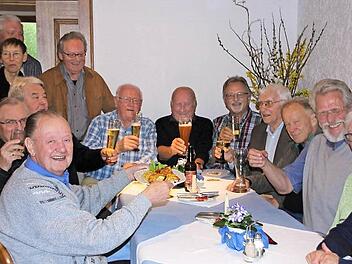 Die ehemaligen Kollegen verstehen sich gut. Die Pensionäre - Lehrer und Angestellte - treffen sich zweimal pro Jahr und lassen dabei die alten Zeiten gerne hochleben. Foto: Heike Beudert