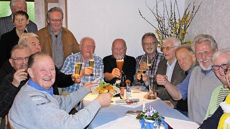 Die ehemaligen Kollegen verstehen sich gut. Die Pensionäre - Lehrer und Angestellte - treffen sich zweimal pro Jahr und lassen dabei die alten Zeiten gerne hochleben. Foto: Heike Beudert