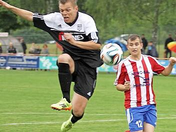 Pech hat der Sander Neuzugang Lucas Wirth (links), der mit einem mächtigen Satz in die Flanke springt, mit seinem Schuss aber knapp das Tor verfehlt. Rechts der Dampfacher Niklas Neubauer.  Foto: Günther Geiling