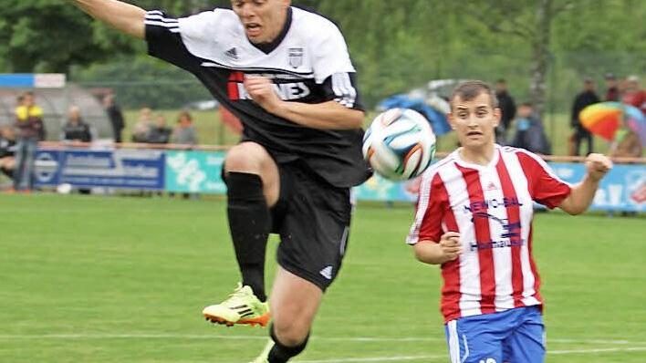 Pech hat der Sander Neuzugang Lucas Wirth (links), der mit einem mächtigen Satz in die Flanke springt, mit seinem Schuss aber knapp das Tor verfehlt. Rechts der Dampfacher Niklas Neubauer.  Foto: Günther Geiling