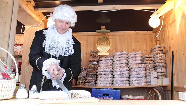 Der Stand der "Dresdner-Botschaft" feiert auf dem Kulmbacher Weihnachtsmarkt seine Deutschland-Premiere.  Foto: Thomas Heuchling