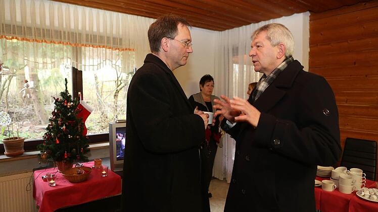 Werner Dippold (Awo, links) mit Landrat Johann Kalb bei der Besichtigung Foto: Barbara Herbst