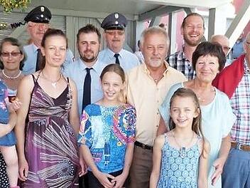 Viele Gratulanten kamen zum 70. Geburtstag von Karlheinz Hasenfuß. Unser Bild zeigt ihn (Mitte) mit seiner Ehefrau Heidemarie (rechts daneben), Tochter Julia, Sohn Christian, Schwiegertochter Christiane und den Enkeltöchtern Lilli, Lene und Maria sowie weiteren Geburtstagsgästen.  Foto: Werner Reißaus