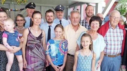 Viele Gratulanten kamen zum 70. Geburtstag von Karlheinz Hasenfuß. Unser Bild zeigt ihn (Mitte) mit seiner Ehefrau Heidemarie (rechts daneben), Tochter Julia, Sohn Christian, Schwiegertochter Christiane und den Enkeltöchtern Lilli, Lene und Maria sowie weiteren Geburtstagsgästen.  Foto: Werner Reißaus