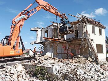 Stück für Stück verwandelt sich das ehemalige Gasthaus in einen Trümmerhaufen. Foto: Marcel Bohn
