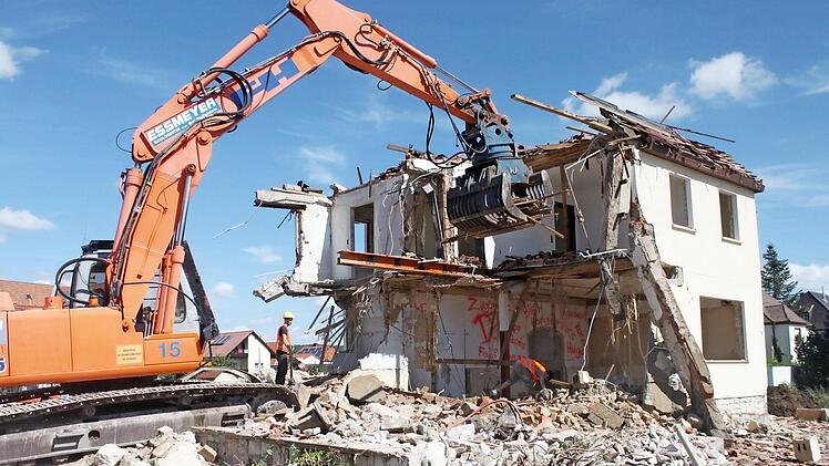 Stück für Stück verwandelt sich das ehemalige Gasthaus in einen Trümmerhaufen. Foto: Marcel Bohn