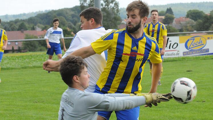 Ordentlich zu tun hatten Keeper Burkard Salzer und Stefan Scheidt mit dem SV Detter-Weißenbach gegen die SG Geroda um Paul Pfülb (weißes Trikot). Die Begegnung endete 4:4. Foto: ssp