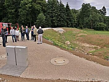 Zufrieden zeigten sich die Mitglieder des Bauausschusses des Stadtrates Ebern mit dem Ergebnis der Baumaßnahmen im Stadtteil Kurzewind. Hier, am Rückhaltebecken (rechts), erläuterten Bauamtsleiter Martin Lang und Diplom-Ingenieur Hans-Joachim Brandt (Zweiter und Dritter von links) dem Bauausschuss mit Bürgermeister Jürgen Hennemann (Zweiter von rechts) die Maßnahmen im Einzelnen.Helmut Will