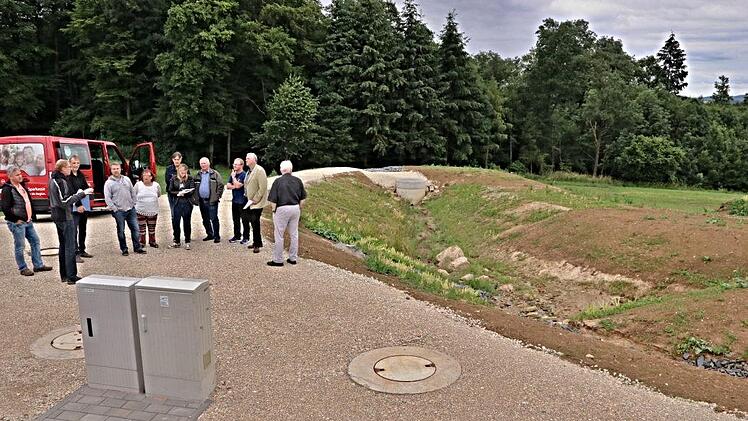 Zufrieden zeigten sich die Mitglieder des Bauausschusses des Stadtrates Ebern mit dem Ergebnis der Baumaßnahmen im Stadtteil Kurzewind. Hier, am Rückhaltebecken (rechts), erläuterten Bauamtsleiter Martin Lang und Diplom-Ingenieur Hans-Joachim Brandt (Zweiter und Dritter von links) dem Bauausschuss mit Bürgermeister Jürgen Hennemann (Zweiter von rechts) die Maßnahmen im Einzelnen.Helmut Will