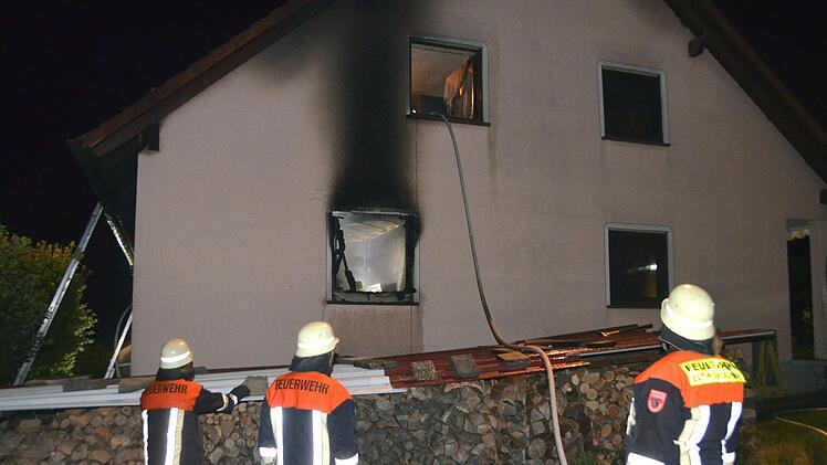 Nach rund eineinhalb Stunden hatte die Feuerwehr den Wohnhausbrand in einem Oerlenbacher Einfamilienhaus gelöscht. Foto: Rauch