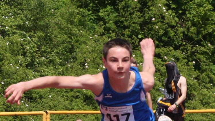 Niklas Amthor (Mitte) vom TSV Bad Kissingen wurde in Hösbach unterfränkischer Meister über die 80 Meter Hürden der M15.