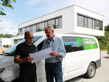 Energas aus Kulmbach - hier Geschäftsführer Peter Mertel  und Servicetechniker Christian Muchow (links) vor dem neuen Firmengebäude in der E.-C.-Baumann-Straße 20a - organisiert den Kohleausstieg in  Ulm.   Foto: Stephan Tiroch