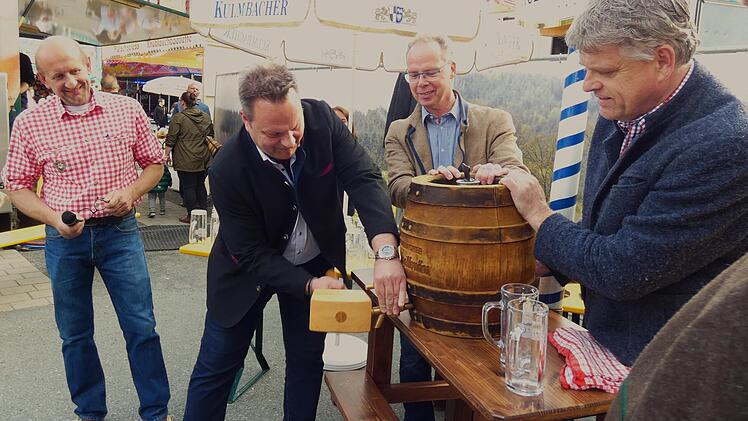 OB Ingo Lehmann bei seinem ersten offiziellen Bieranstich seit Amtsanteritt auf dem Kulmbacher Volksfest Foto: Werner Reißaus