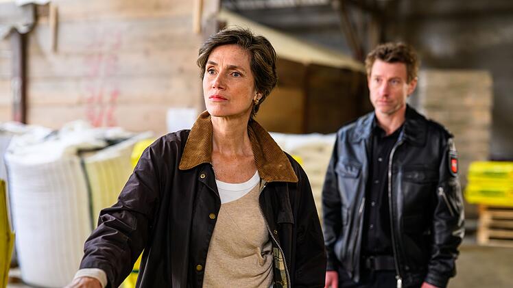 Henk Cassens (Maxim Mehmet) &uuml;berbringt Edda Groote (Julia Bremermann) die Nachricht, dass ihr Mann ermordet wurde. Er erf&auml;hrt nicht nur, dass es in der Ehe der beiden kriselte, sondern auch, dass sie bedroht werden.