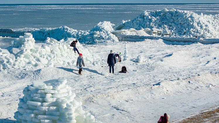 Eisberge t&uuml;rmen sich an der Ostseek&uuml;ste