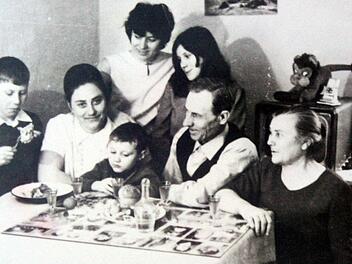 Immer an Ostern versammelte sich die Familie von Albina Baumann bei Oma Magdalena und Opa Klemenz in Karaganda.