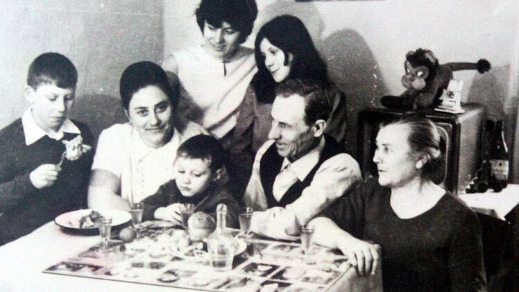 Immer an Ostern versammelte sich die Familie von Albina Baumann bei Oma Magdalena und Opa Klemenz in Karaganda.