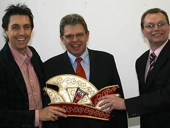 Löffler (Mitte) übernahm 2006 das Amt des Kanzlers von Sigi Meyer (links). Mit im Bild: der damalige Präsident Robert Porzelt.