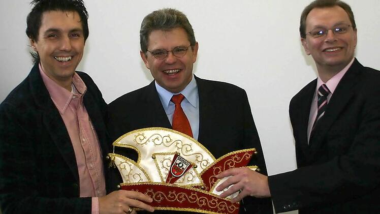 Löffler (Mitte) übernahm 2006 das Amt des Kanzlers von Sigi Meyer (links). Mit im Bild: der damalige Präsident Robert Porzelt.