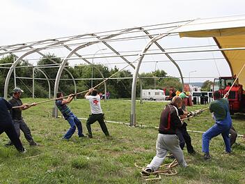 Mit Muskelkraft werden die Elefantenstallungen aufgebaut. Sechs Dickhäuter finden hier und in einem Freigehege viel Platz. Foto: Edgar Bartl