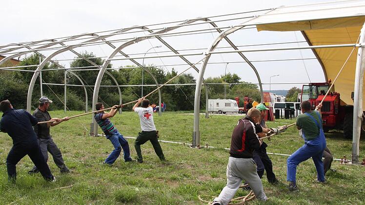 Mit Muskelkraft werden die Elefantenstallungen aufgebaut. Sechs Dickhäuter finden hier und in einem Freigehege viel Platz. Foto: Edgar Bartl
