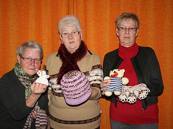 Vom Engel über die Mütze und den Schal bis zum Teddy: Margarete Stapf, Hildegard Mark und Christa Lober haben gemeinsam mit ihren Mitstreiterinnen viele Handarbeiten gefertigt.